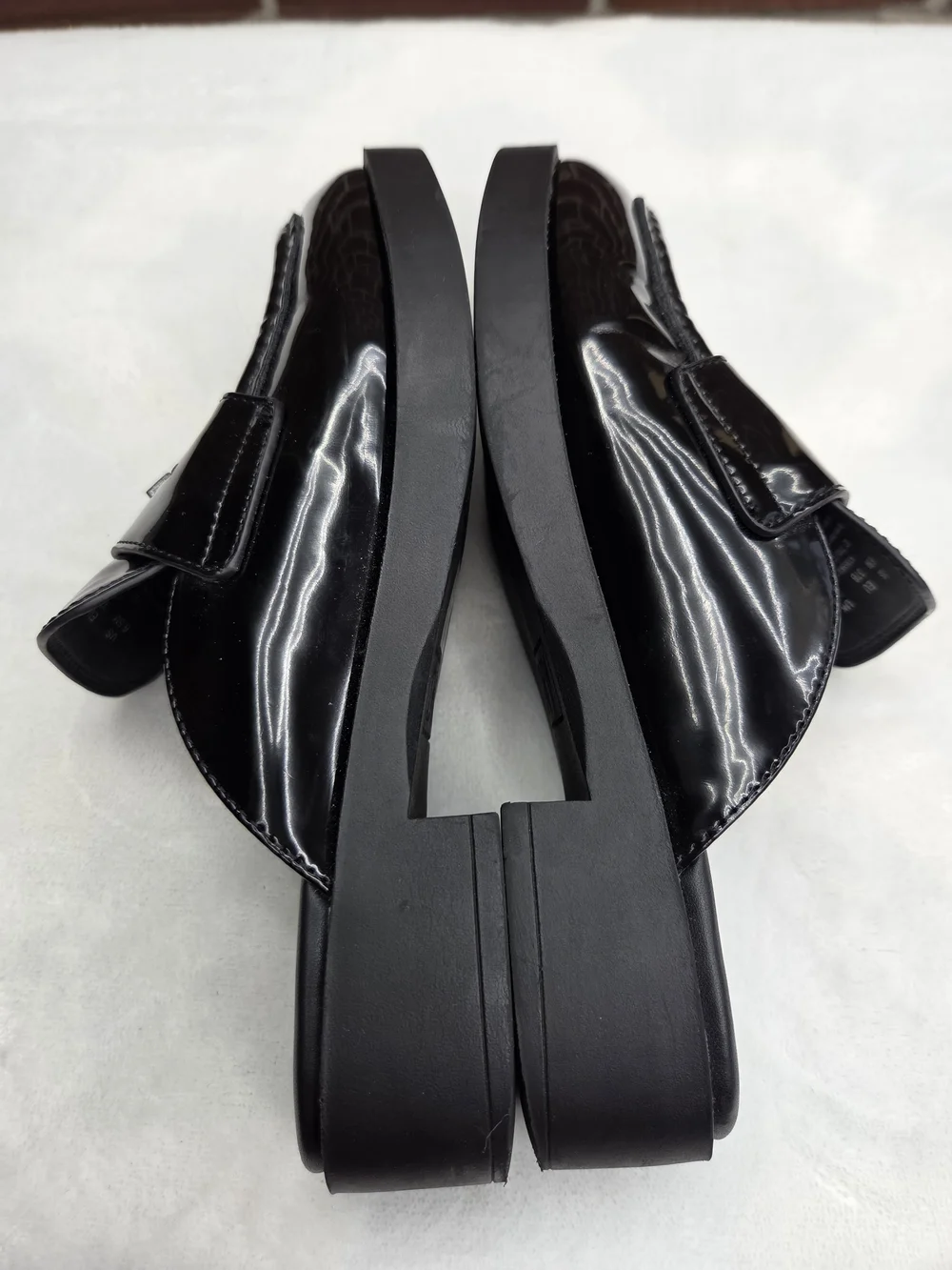 DKNY Black Patent Loafer Mule Slides Women's Size 6.5 Slip On Chain Detail